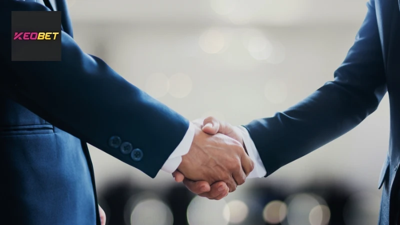 เขาเคยดำรงตำแหน่งสำคัญๆ ในองค์กรใหญ่ๆ หลายแห่ง